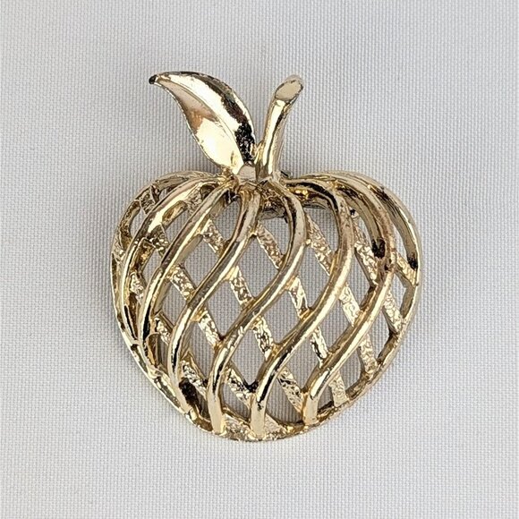 Vintage Gerry’s Gold Tone Apple Brooch Pin Open Latticework Fruit Jewelry - Picture 1 of 6